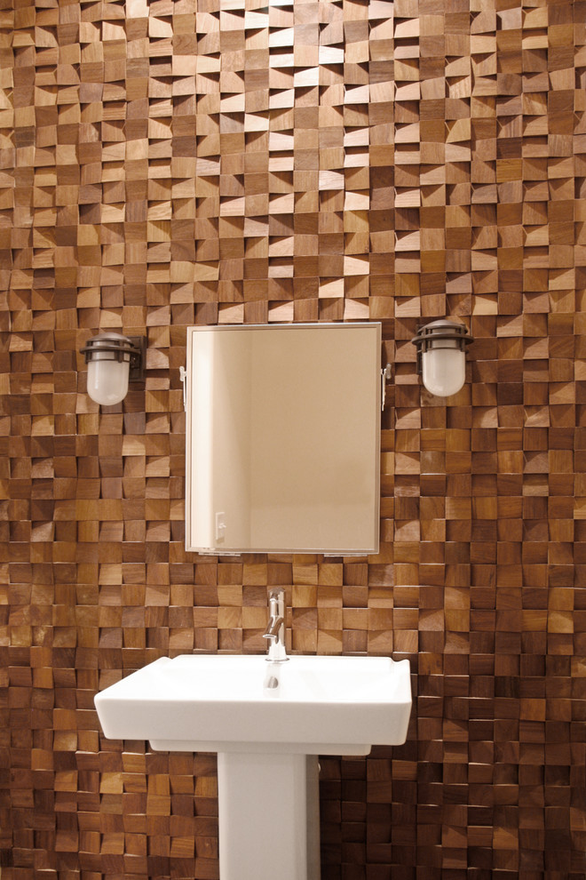 Kleine Moderne Gästetoilette mit Sockelwaschbecken, Mosaikfliesen und brauner Wandfarbe in Atlanta