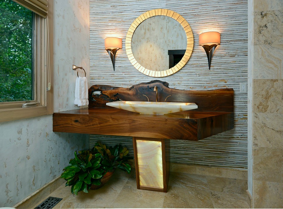 Inspiration för ett mellanstort funkis toalett, med en toalettstol med hel cisternkåpa, gul kakel, stenkakel, beige väggar, travertin golv, ett fristående handfat och träbänkskiva
