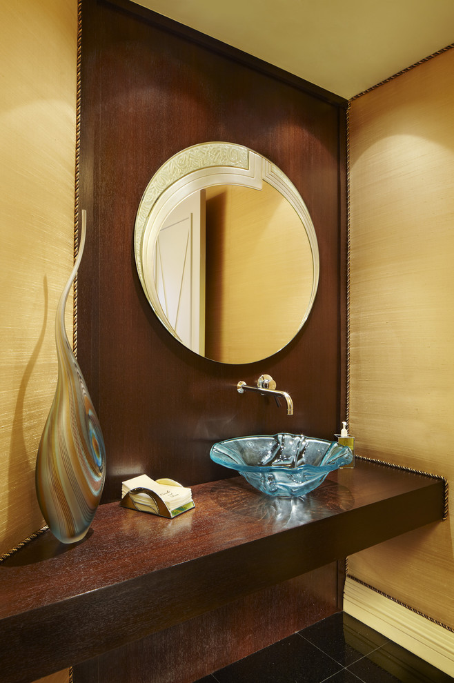 Mittelgroße Moderne Gästetoilette mit schwarzen Fliesen, Steinfliesen, beiger Wandfarbe, Marmorboden, Aufsatzwaschbecken und Waschtisch aus Holz in Miami