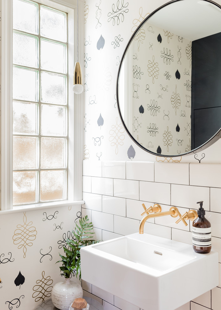 Modelo de aseo clásico renovado pequeño con baldosas y/o azulejos blancos, lavabo suspendido, baldosas y/o azulejos de cemento, paredes multicolor, encimera de cuarzo compacto y encimeras blancas