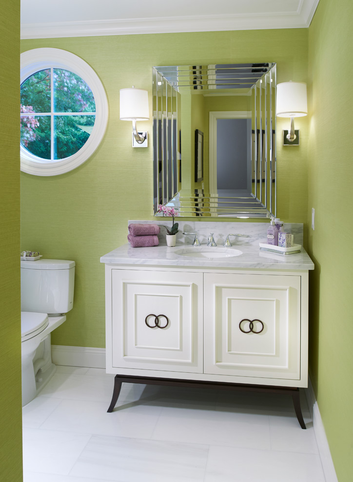 クリーブランドにあるトラディショナルスタイルのおしゃれなトイレ・洗面所 (家具調キャビネット、緑の壁) の写真