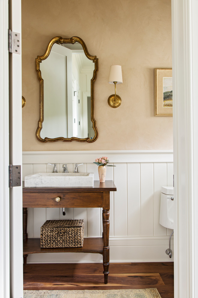 Esempio di un piccolo bagno di servizio con pavimento in legno massello medio e pareti beige