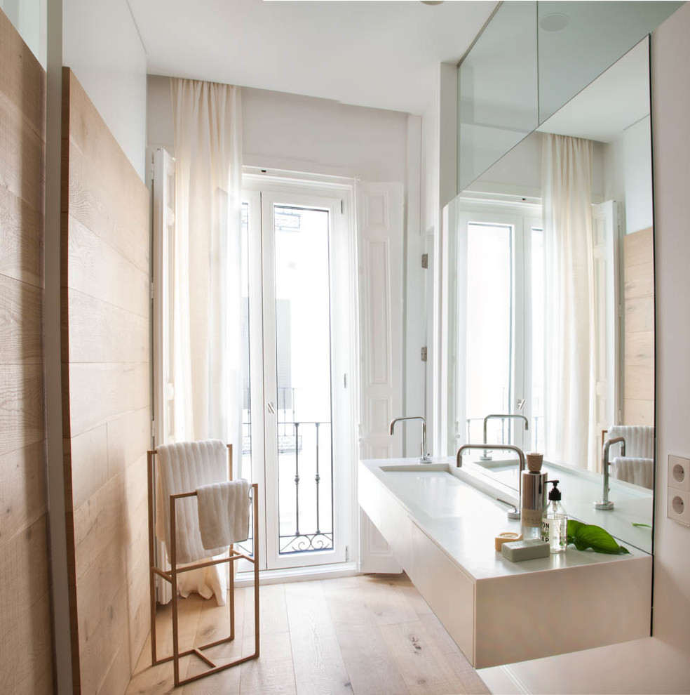 マドリードにある高級な中くらいなコンテンポラリースタイルのおしゃれなトイレ・洗面所 (ベージュの壁、淡色無垢フローリング、横長型シンク) の写真