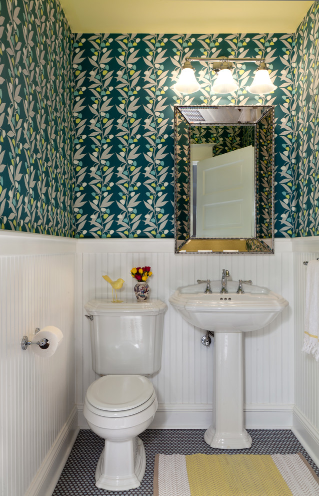 デンバーにあるトラディショナルスタイルのおしゃれなトイレ・洗面所 (分離型トイレ、マルチカラーの壁、モザイクタイル、ペデスタルシンク、マルチカラーの床) の写真