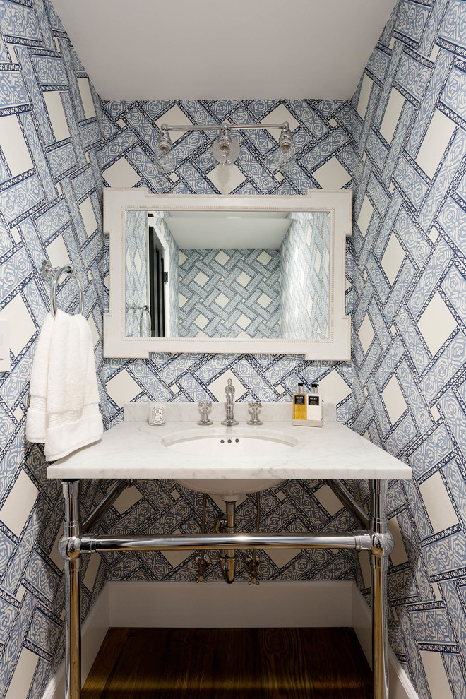 Imagen de aseo clásico renovado con paredes multicolor, lavabo tipo consola y suelo marrón