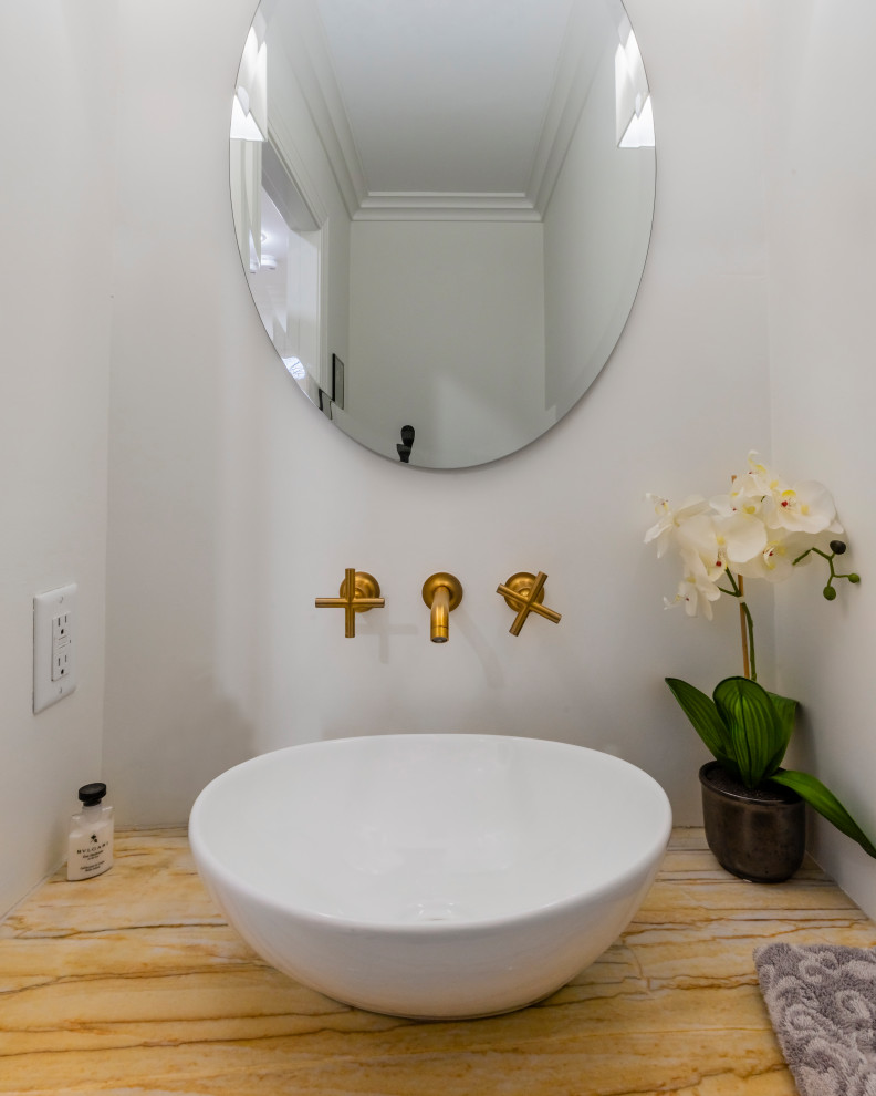 Exemple d'un WC et toilettes chic avec un mur blanc, une vasque et un plafond à caissons.