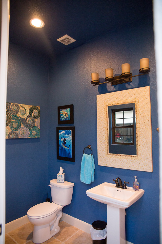 Foto di un piccolo bagno di servizio classico con WC monopezzo, piastrelle beige, pareti blu e lavabo a colonna