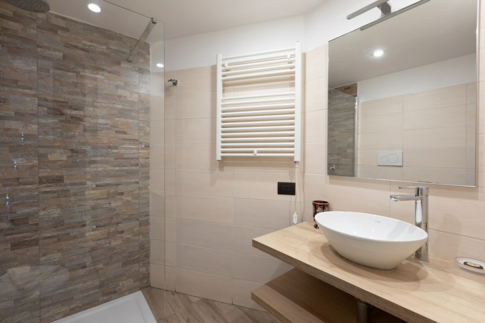 Imagen de cuarto de baño contemporáneo de tamaño medio con puertas de armario de madera clara, baldosas y/o azulejos beige, baldosas y/o azulejos de porcelana, paredes beige, suelo de baldosas de porcelana, lavabo sobreencimera, encimera de madera, suelo beige y encimeras marrones