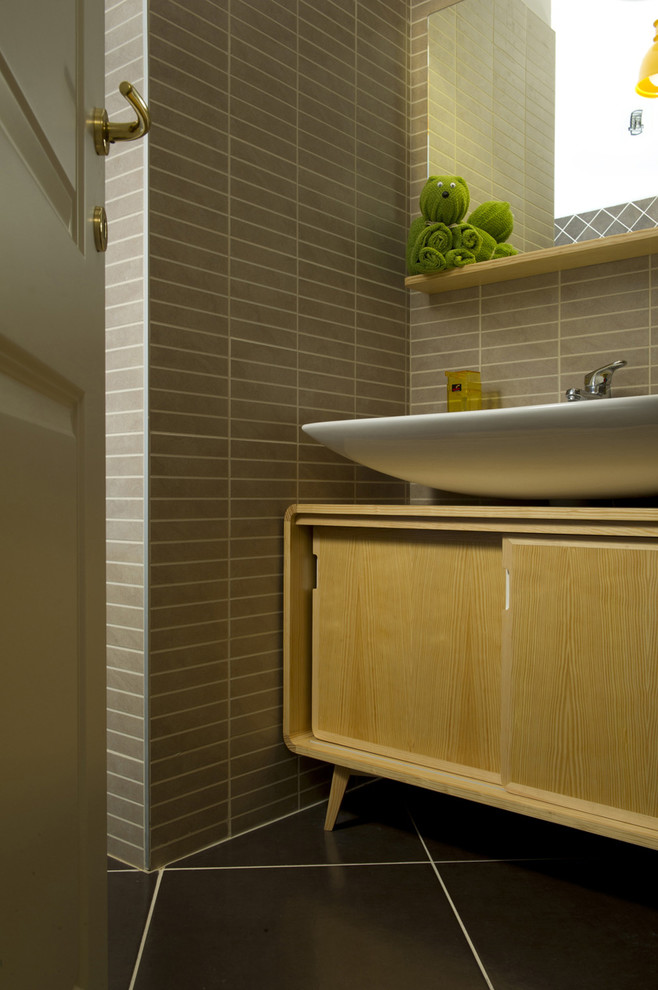 На фото: маленький туалет в скандинавском стиле с коричневой плиткой, полом из керамической плитки и серыми стенами для на участке и в саду с