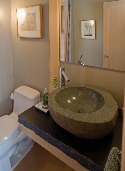 Réalisation d'un petit WC et toilettes asiatique avec WC séparés, un mur marron, parquet clair, une vasque et un sol beige.
