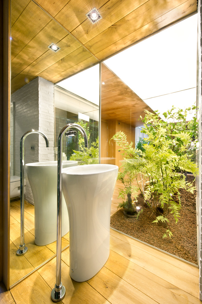Idee per un bagno di servizio industriale di medie dimensioni con lavabo a colonna