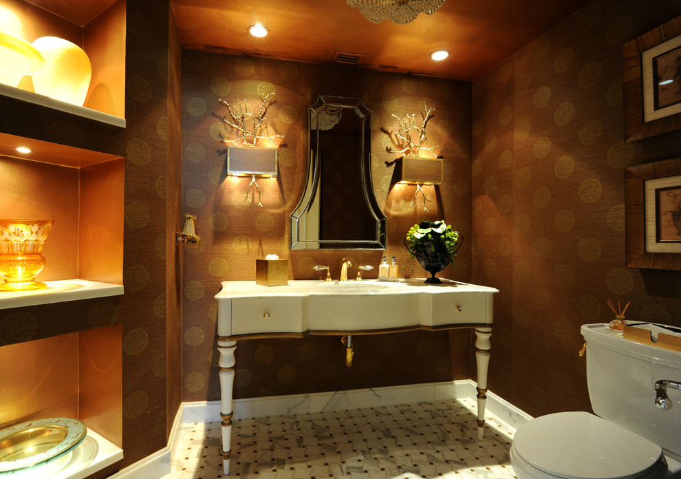 Cette image montre un petit WC et toilettes traditionnel avec un placard en trompe-l'oeil, des portes de placard blanches, WC séparés, un carrelage blanc, un sol en marbre, un lavabo encastré, un plan de toilette en marbre, un mur orange et un sol multicolore.
