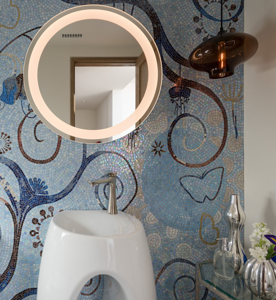 Ejemplo de aseo a medida actual pequeño con puertas de armario blancas, baldosas y/o azulejos azules, lavabo integrado y encimeras blancas