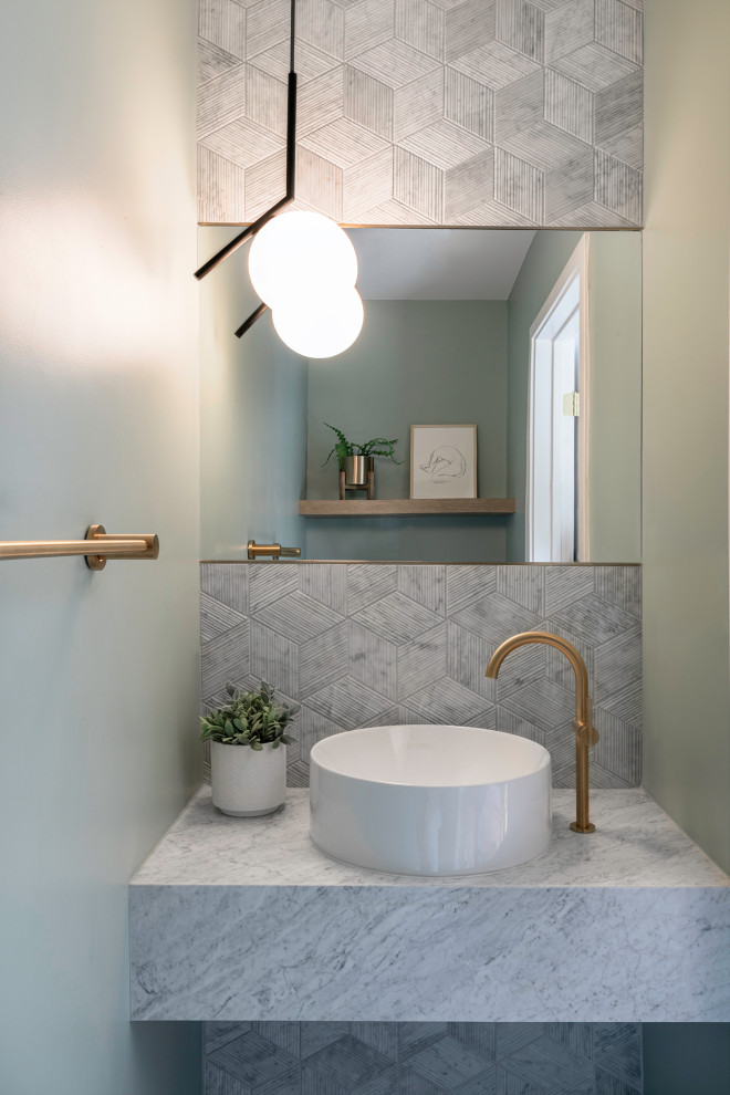 Ispirazione per un bagno di servizio contemporaneo con ante lisce, ante grigie, lavabo a bacinella, top in marmo e mobile bagno sospeso