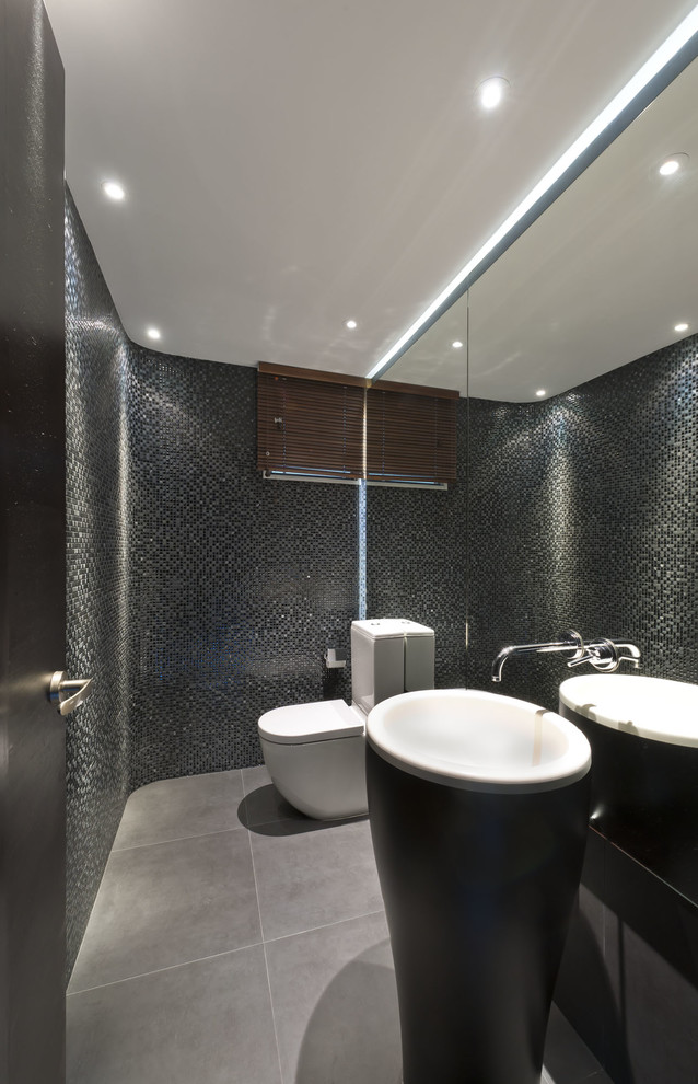 Inspiration for a contemporary cloakroom in Singapore.