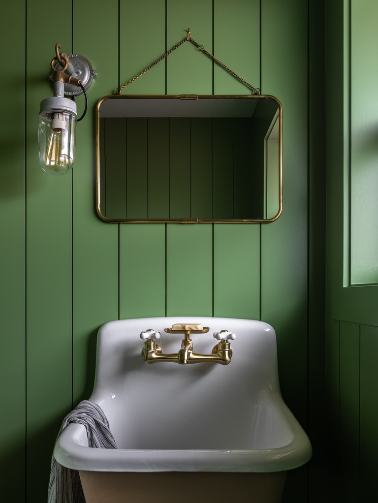 На фото: туалет в стиле кантри с зелеными стенами и подвесной раковиной