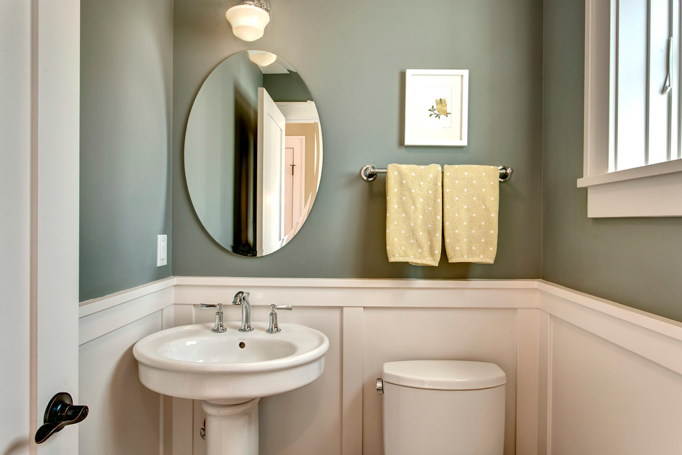 シアトルにある高級なトラディショナルスタイルのおしゃれなトイレ・洗面所 (緑の壁、ペデスタルシンク) の写真