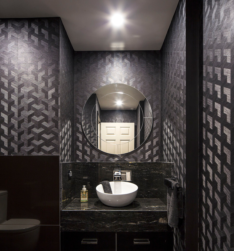 Immagine di un bagno di servizio contemporaneo con lavabo a bacinella, piastrelle nere e pareti nere