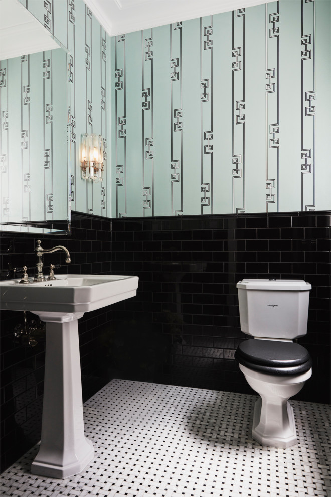 Источник вдохновения для домашнего уюта: туалет в стиле неоклассика (современная классика) с открытыми фасадами, белыми фасадами, раздельным унитазом, черной плиткой, плиткой кабанчик, разноцветными стенами, раковиной с пьедесталом, разноцветным полом, встроенной тумбой и обоями на стенах