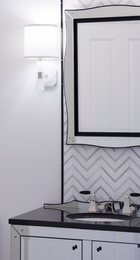 На фото: туалет среднего размера в стиле неоклассика (современная классика) с врезной раковиной, стеклянными фасадами, мраморной столешницей, унитазом-моноблоком, белой плиткой, белыми стенами, мраморным полом, мраморной плиткой и черной столешницей