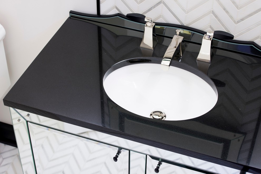 Idéer för ett litet klassiskt toalett, med ett undermonterad handfat, möbel-liknande, svarta skåp, marmorbänkskiva, en toalettstol med hel cisternkåpa, grå kakel, mosaik, vita väggar och marmorgolv