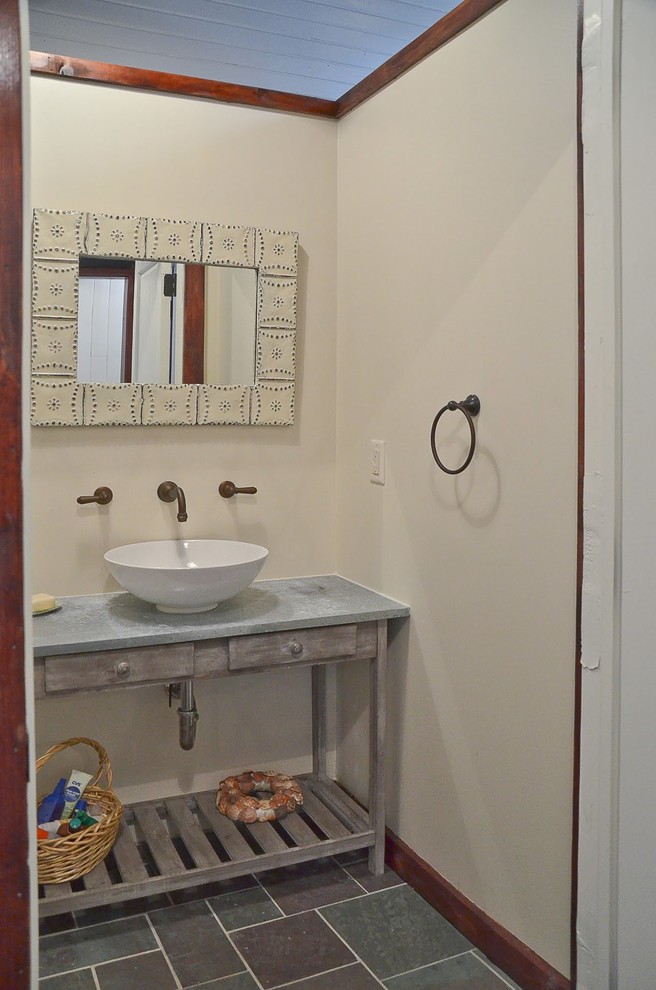 Foto på ett litet vintage toalett, med släta luckor, grå skåp, en toalettstol med separat cisternkåpa, beige väggar, skiffergolv, ett undermonterad handfat, bänkskiva i betong och grått golv