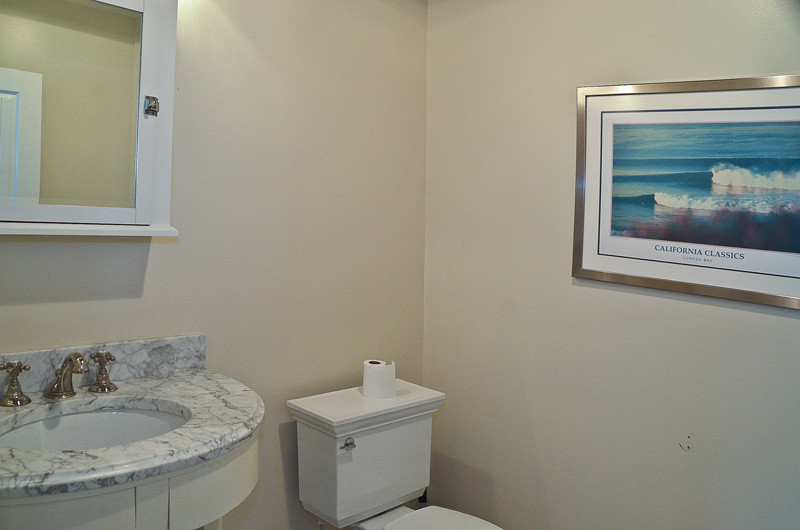 Ispirazione per un piccolo bagno di servizio classico con WC a due pezzi, pareti beige, lavabo sottopiano e top in granito