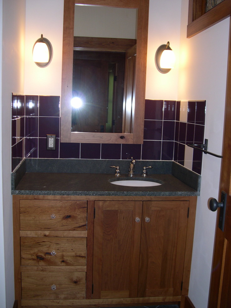 Ejemplo de aseo de estilo de casa de campo pequeño con armarios tipo mueble, puertas de armario de madera oscura, paredes blancas, lavabo encastrado y encimera de mármol