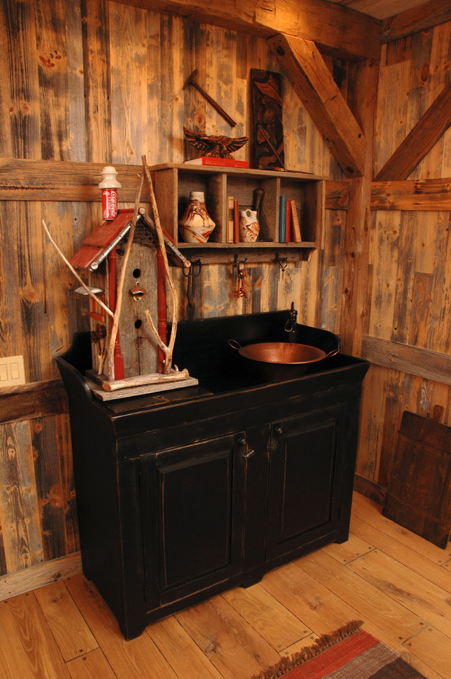 Idée de décoration pour un WC et toilettes chalet de taille moyenne avec un sol en bois brun.