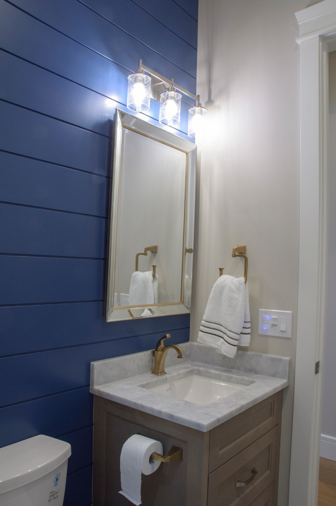 Esempio di un piccolo bagno di servizio stile americano con pareti blu