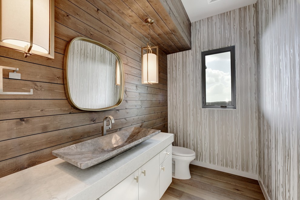 Idee per un bagno di servizio tradizionale di medie dimensioni con ante bianche, WC monopezzo, pareti multicolore, parquet chiaro, lavabo a bacinella, top in quarzite, pavimento marrone e top bianco
