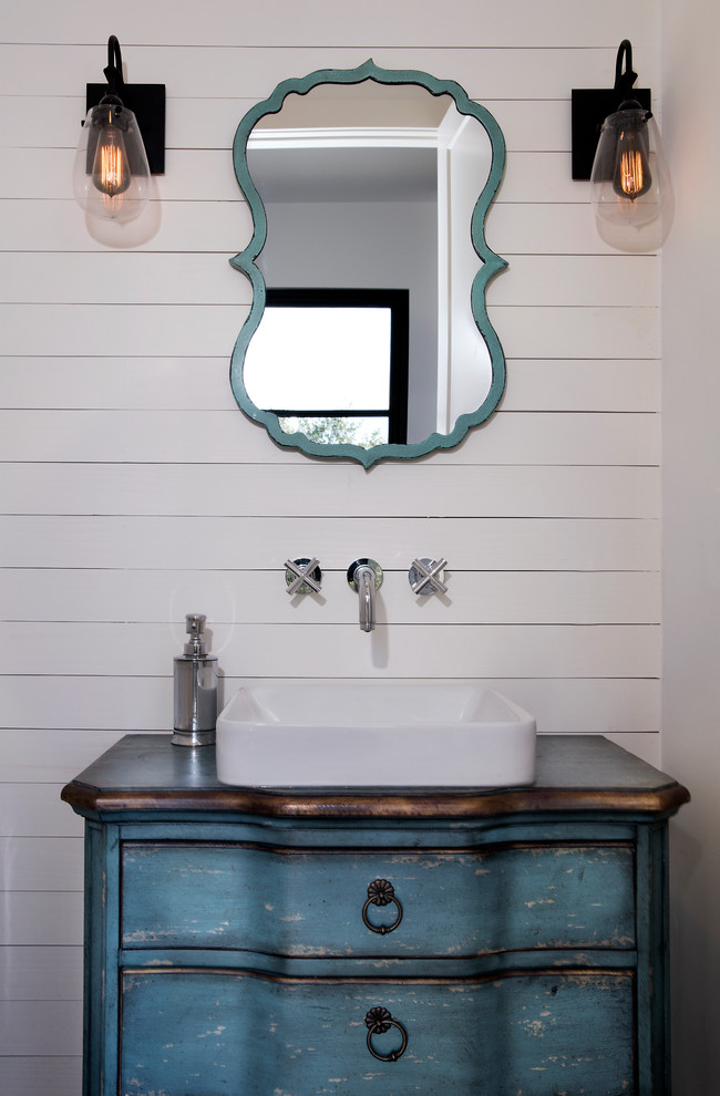 Landhausstil Gästetoilette mit verzierten Schränken, blauen Schränken, weißer Wandfarbe, Aufsatzwaschbecken, Waschtisch aus Holz und brauner Waschtischplatte in Austin