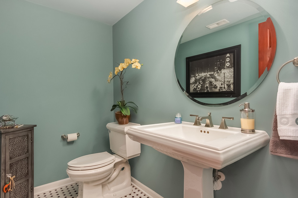 Immagine di un bagno di servizio classico di medie dimensioni con WC a due pezzi, pareti blu, pavimento con piastrelle in ceramica, lavabo a colonna e pavimento multicolore