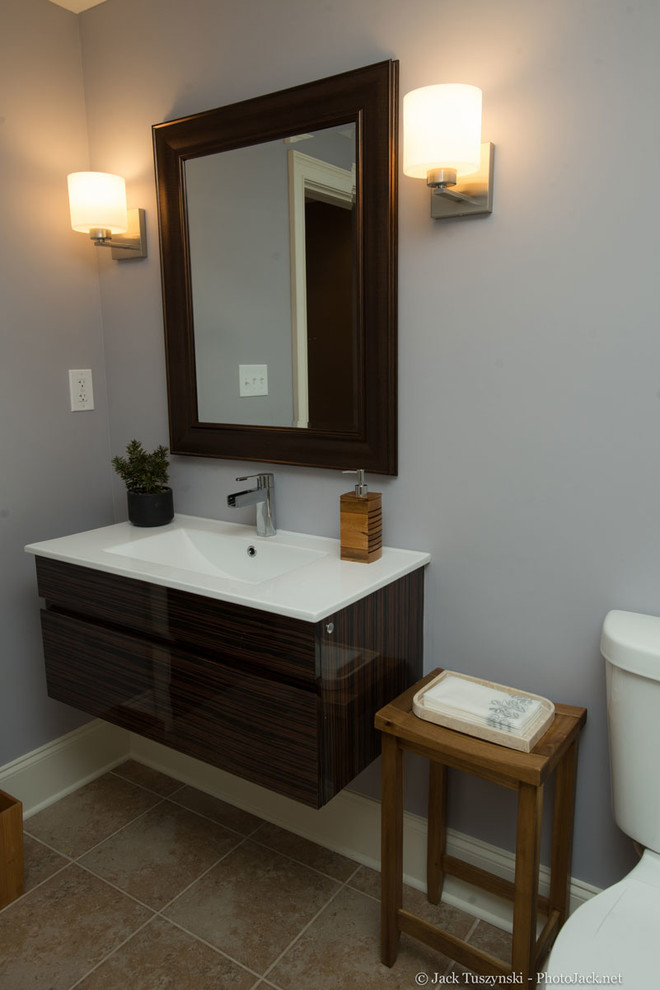 Aménagement d'un WC et toilettes contemporain en bois foncé de taille moyenne avec un placard à porte plane, WC à poser, un mur gris, un sol en carrelage de céramique et un lavabo suspendu.