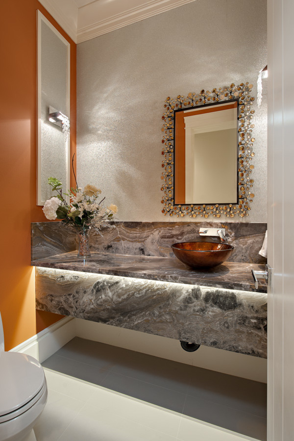 バンクーバーにある高級な小さなコンテンポラリースタイルのおしゃれなトイレ・洗面所 (ベッセル式洗面器、大理石の洗面台、分離型トイレ、グレーのタイル、オレンジの壁、磁器タイルの床、石スラブタイル) の写真