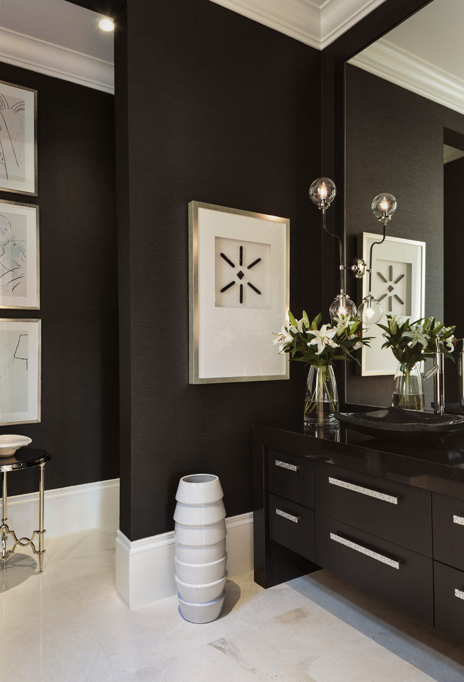 Modelo de aseo tradicional renovado con puertas de armario negras, paredes negras, lavabo sobreencimera, suelo beige y armarios con paneles lisos