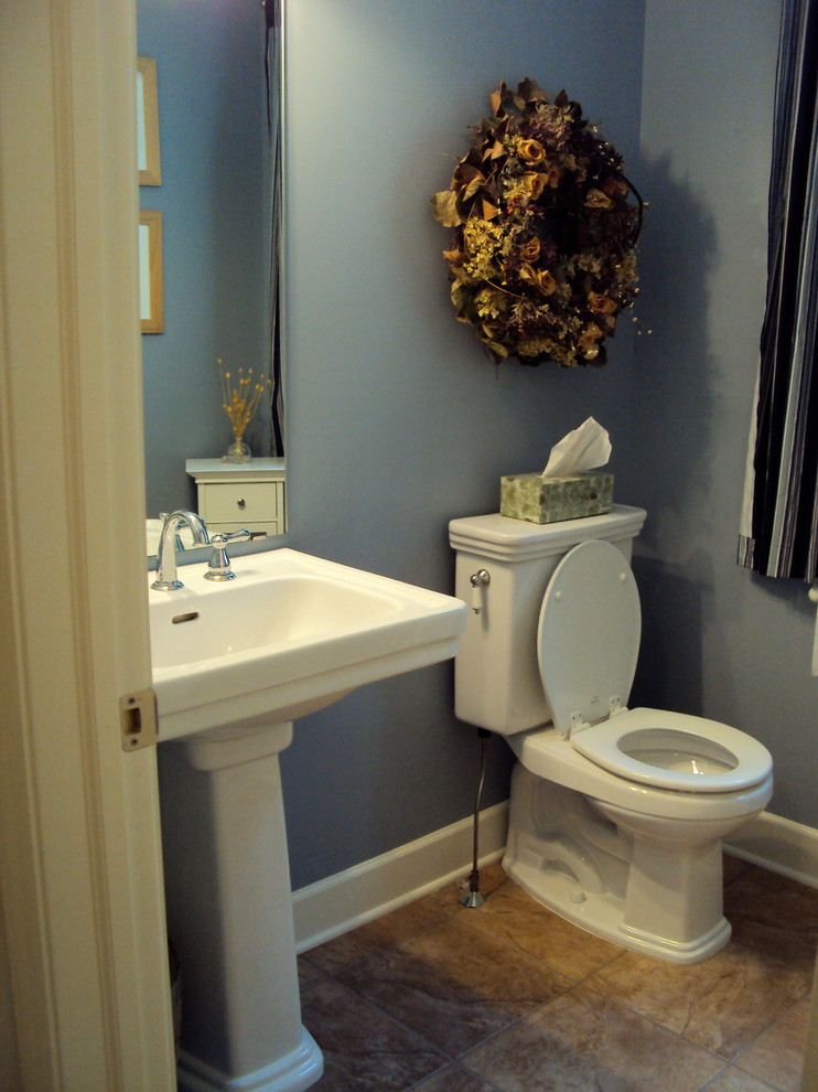 Foto de aseo tradicional pequeño con lavabo con pedestal, paredes azules, sanitario de dos piezas, suelo de baldosas de cerámica y suelo beige