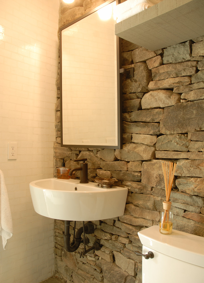 ニューヨークにあるお手頃価格の小さなトランジショナルスタイルのおしゃれなトイレ・洗面所 (オープンシェルフ、ベージュのキャビネット、分離型トイレ、ベージュのタイル、茶色いタイル、石スラブタイル、白い壁、スレートの床、壁付け型シンク、人工大理石カウンター、ベージュの床、白い洗面カウンター) の写真