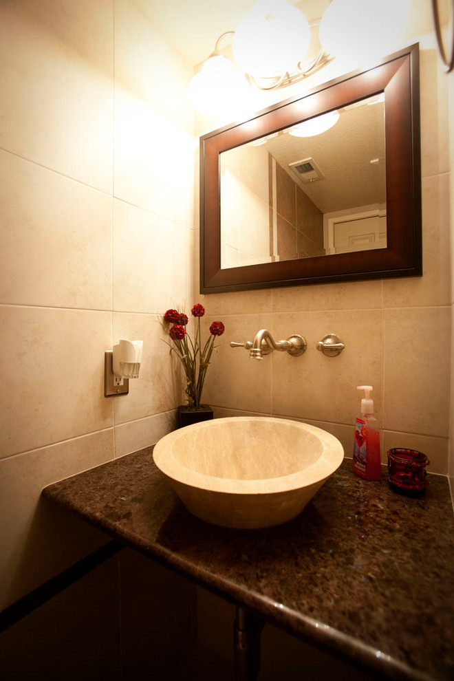 Exemple d'un WC et toilettes chic de taille moyenne avec WC séparés, un carrelage beige, des carreaux de porcelaine, un mur beige, une vasque et un plan de toilette en granite.