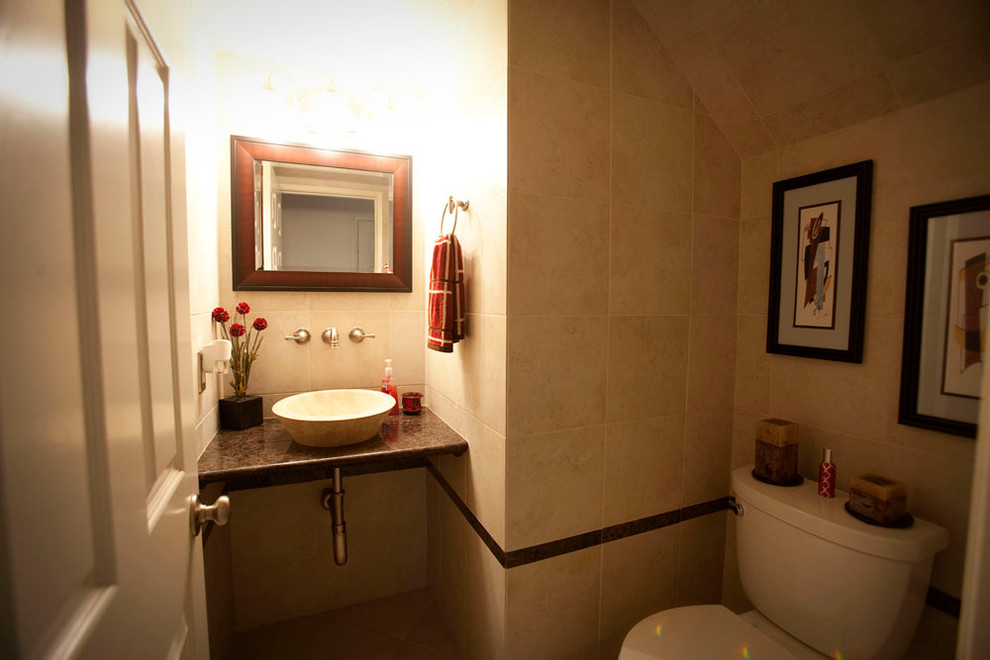 Inredning av ett klassiskt mellanstort toalett, med en toalettstol med separat cisternkåpa, beige kakel, porslinskakel, beige väggar, ett fristående handfat och granitbänkskiva