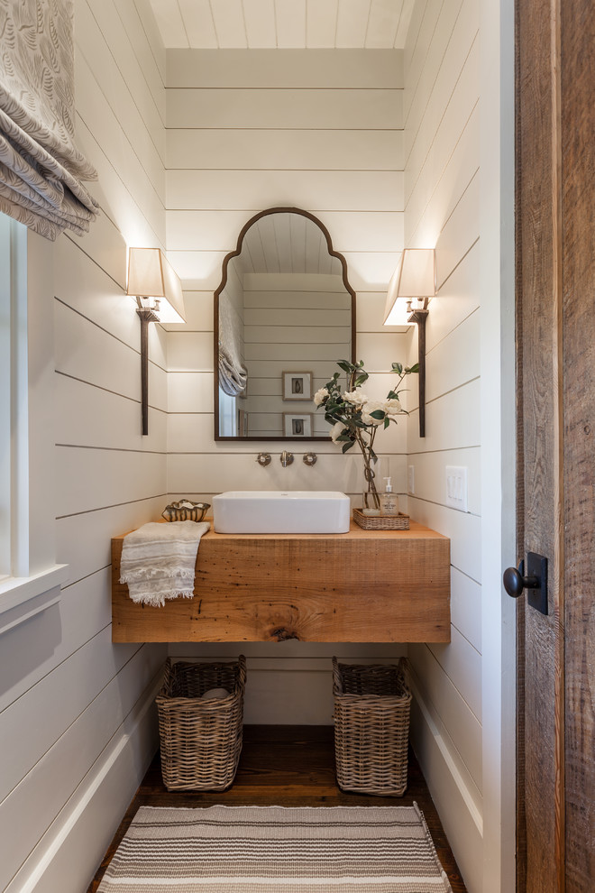 Foto di un bagno di servizio stile marinaro con pareti bianche, parquet scuro, lavabo a bacinella, top in legno e top marrone