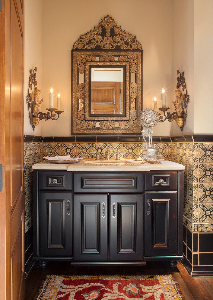 Klassische Gästetoilette mit Unterbauwaschbecken, Schrankfronten mit vertiefter Füllung, beiger Wandfarbe, braunem Holzboden, farbigen Fliesen und beiger Waschtischplatte in Phoenix