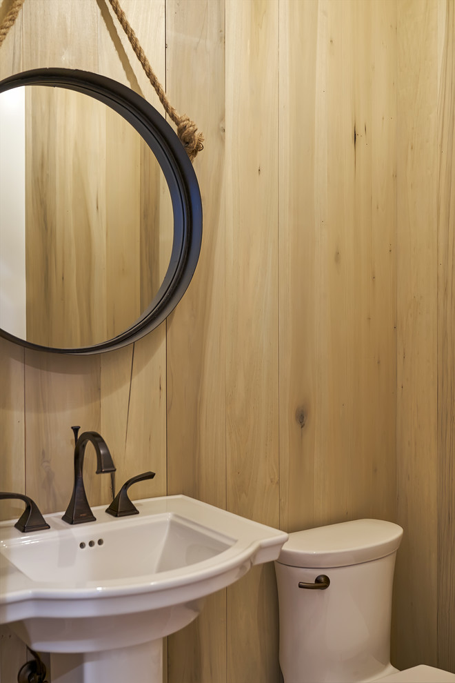 Diseño de aseo clásico renovado pequeño con sanitario de una pieza y lavabo con pedestal