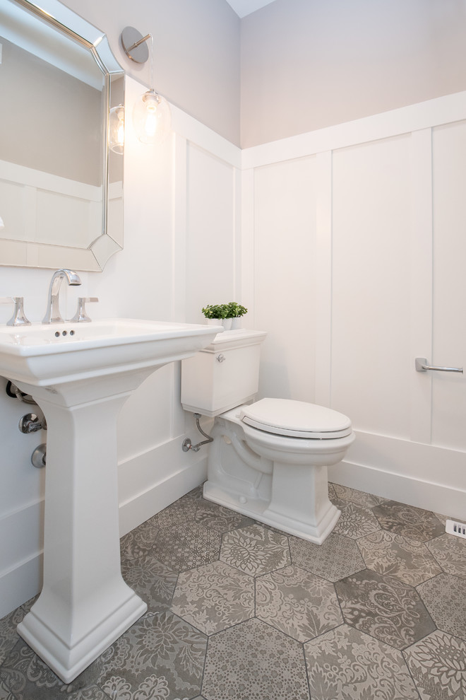Idee per un bagno di servizio moderno di medie dimensioni con WC a due pezzi, piastrelle bianche, piastrelle diamantate, pareti bianche, pavimento con piastrelle in ceramica, lavabo a colonna e pavimento grigio