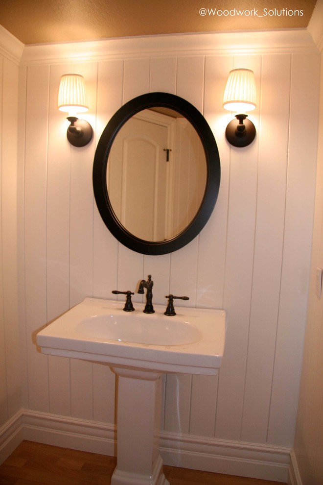 Ejemplo de aseo de estilo americano pequeño con paredes beige y lavabo con pedestal