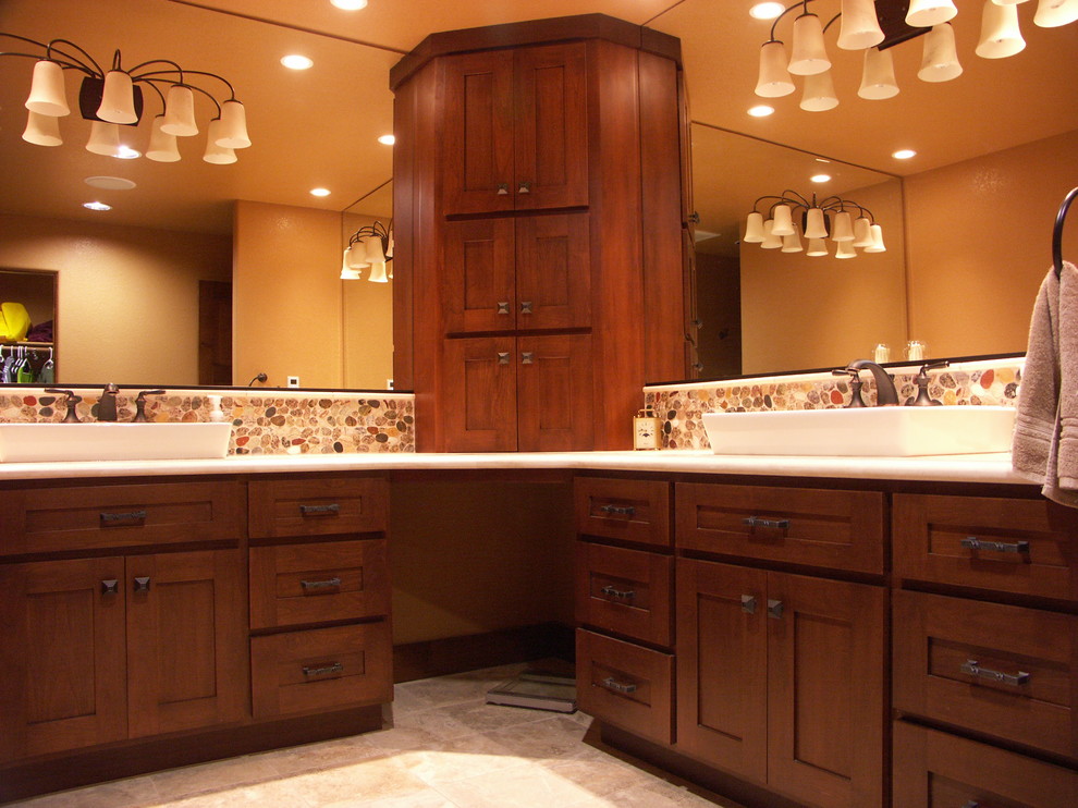 Foto de cuarto de baño minimalista extra grande con armarios estilo shaker y puertas de armario de madera en tonos medios