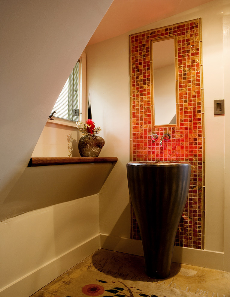 Imagen de aseo actual de tamaño medio con lavabo con pedestal, baldosas y/o azulejos rojos, baldosas y/o azulejos en mosaico y suelo de cemento