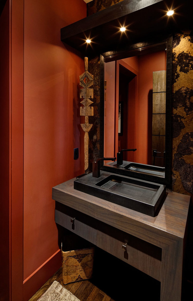 Moderne Gästetoilette mit oranger Wandfarbe, Aufsatzwaschbecken, flächenbündigen Schrankfronten, dunklen Holzschränken, Waschtisch aus Holz und brauner Waschtischplatte in Indianapolis