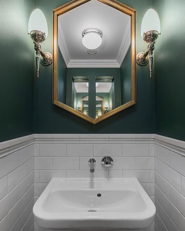 Свежая идея для дизайна: туалет среднего размера в классическом стиле с белой плиткой, плиткой кабанчик, зелеными стенами и раковиной с пьедесталом - отличное фото интерьера