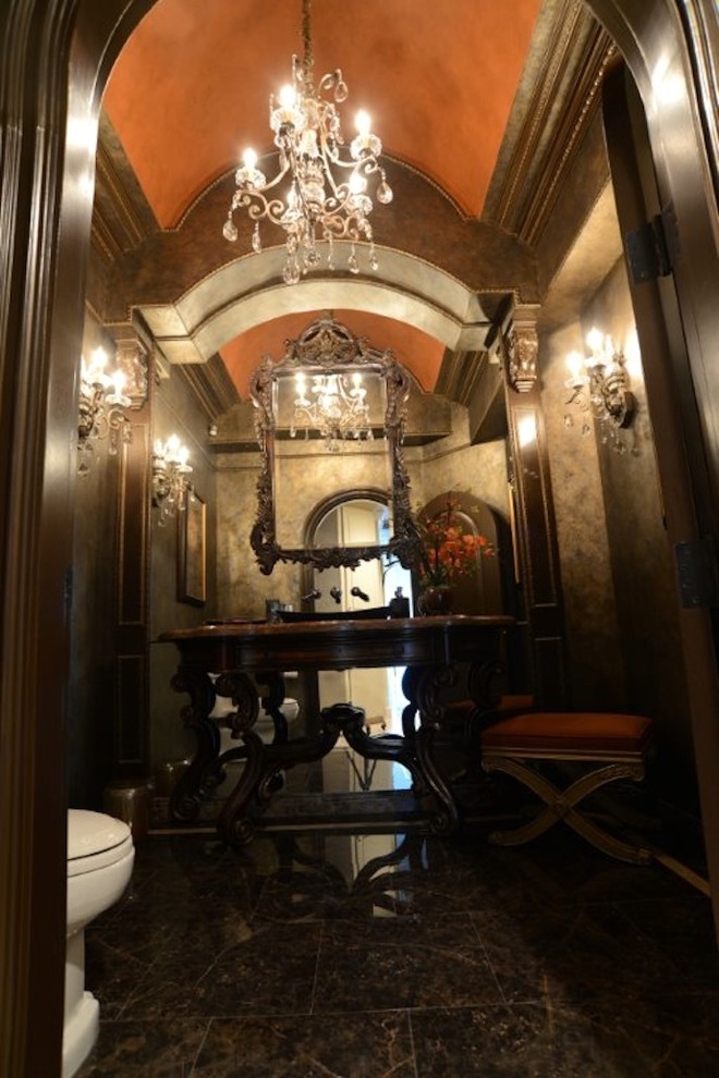 На фото: маленький туалет в викторианском стиле с фасадами островного типа, темными деревянными фасадами, коричневыми стенами, полом из керамогранита, настольной раковиной и коричневым полом для на участке и в саду